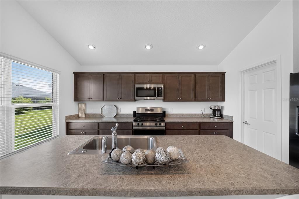 For Sale: $370,000 (3 beds, 2 baths, 1419 Square Feet)