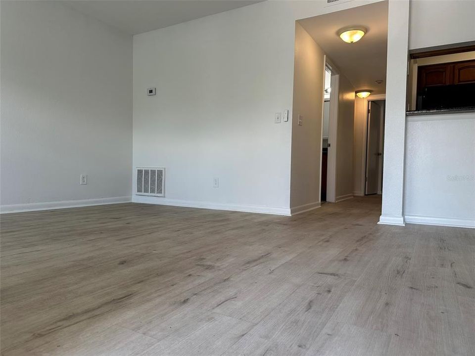 For Rent: $1,700 (2 beds, 1 baths, 884 Square Feet)