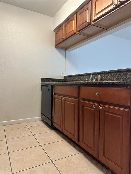 For Rent: $1,700 (2 beds, 1 baths, 884 Square Feet)