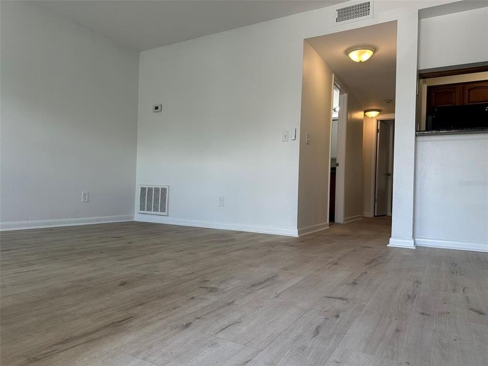 For Rent: $1,700 (2 beds, 1 baths, 884 Square Feet)