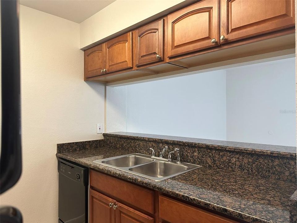 For Rent: $1,700 (2 beds, 1 baths, 884 Square Feet)