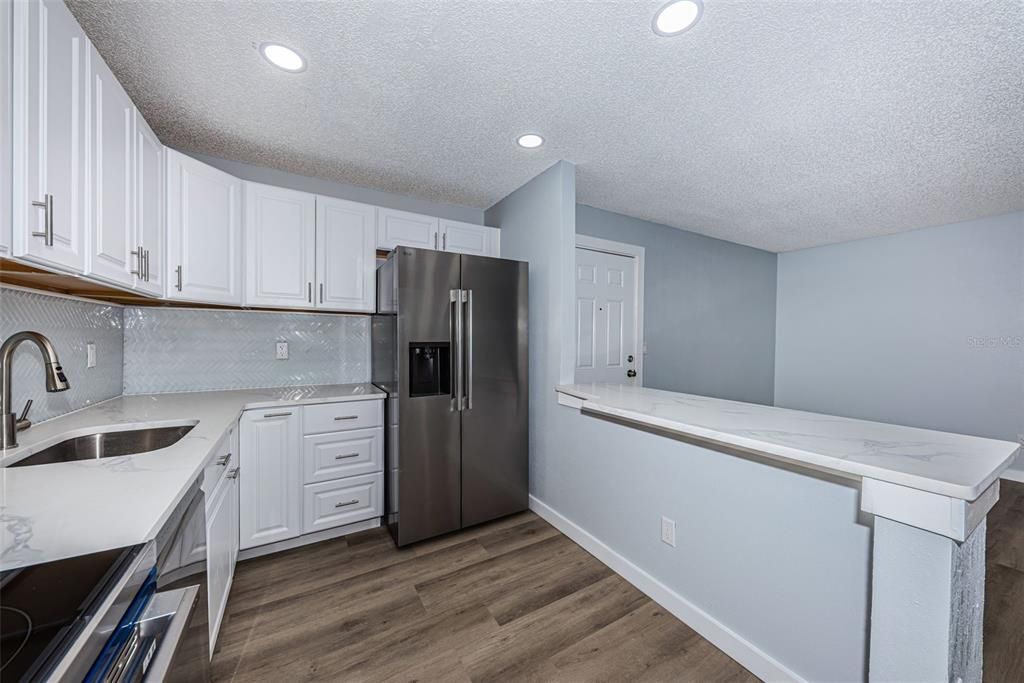 For Sale: $200,000 (2 beds, 2 baths, 825 Square Feet)