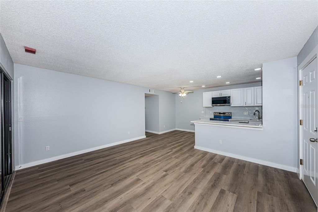 For Sale: $200,000 (2 beds, 2 baths, 825 Square Feet)