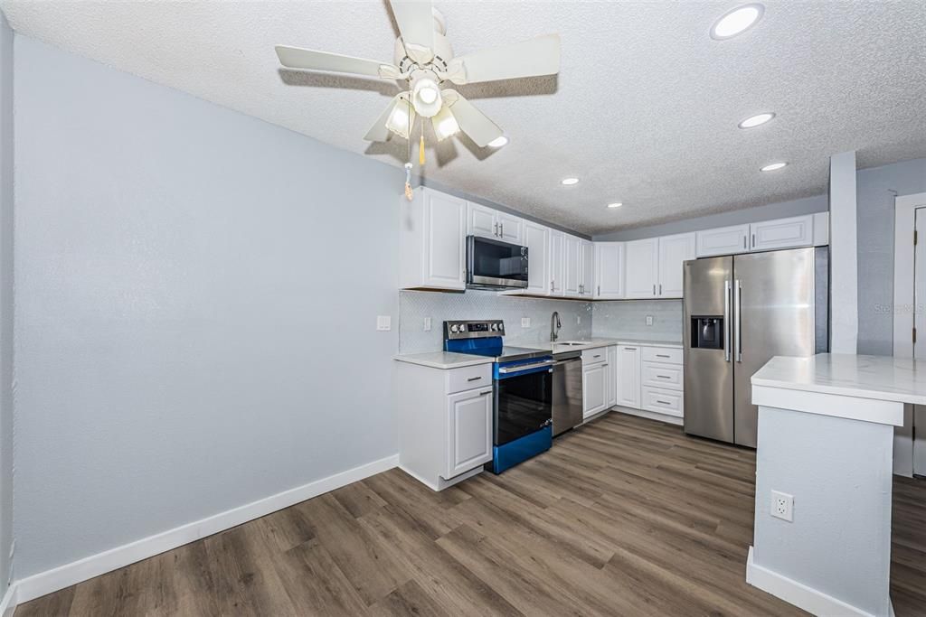For Sale: $200,000 (2 beds, 2 baths, 825 Square Feet)