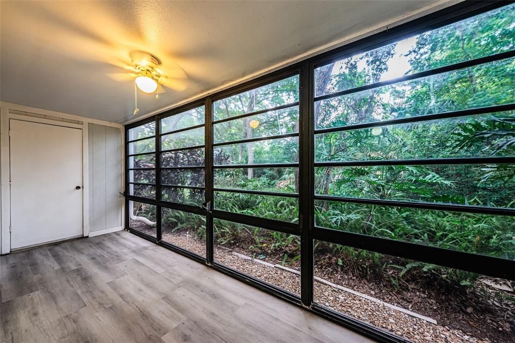 For Sale: $200,000 (2 beds, 2 baths, 825 Square Feet)