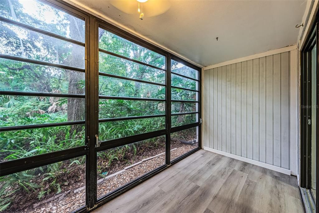 For Sale: $200,000 (2 beds, 2 baths, 825 Square Feet)