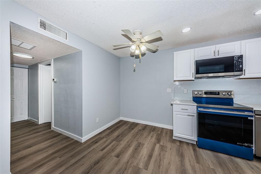 For Sale: $200,000 (2 beds, 2 baths, 825 Square Feet)