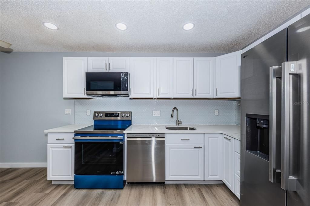 For Sale: $200,000 (2 beds, 2 baths, 825 Square Feet)