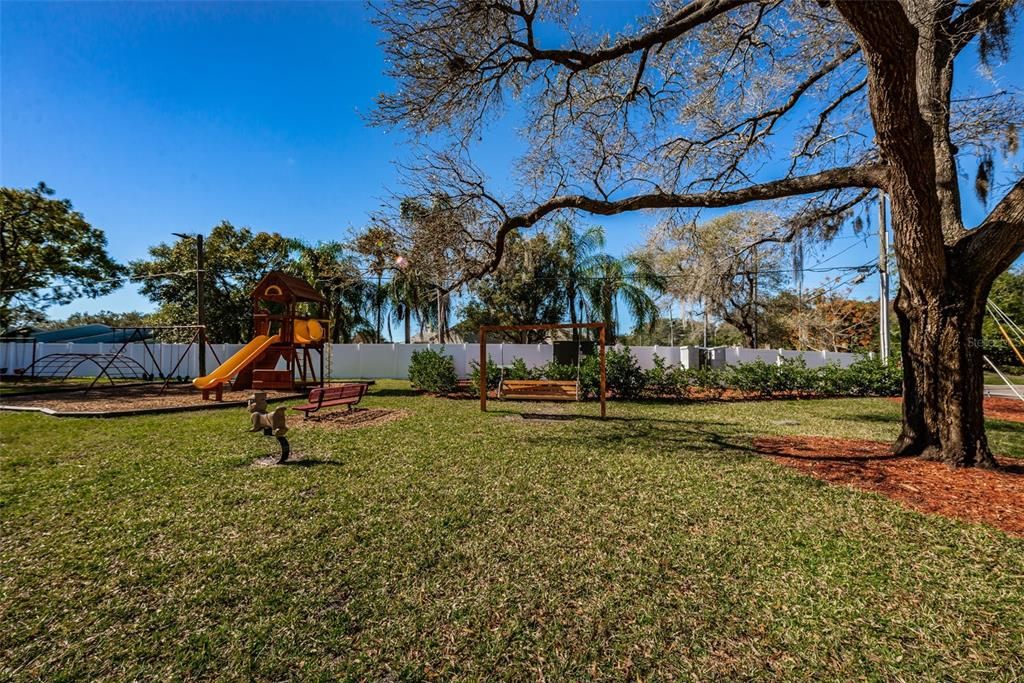 For Sale: $200,000 (2 beds, 2 baths, 825 Square Feet)