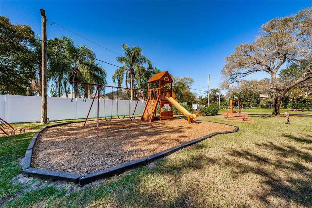 For Sale: $200,000 (2 beds, 2 baths, 825 Square Feet)