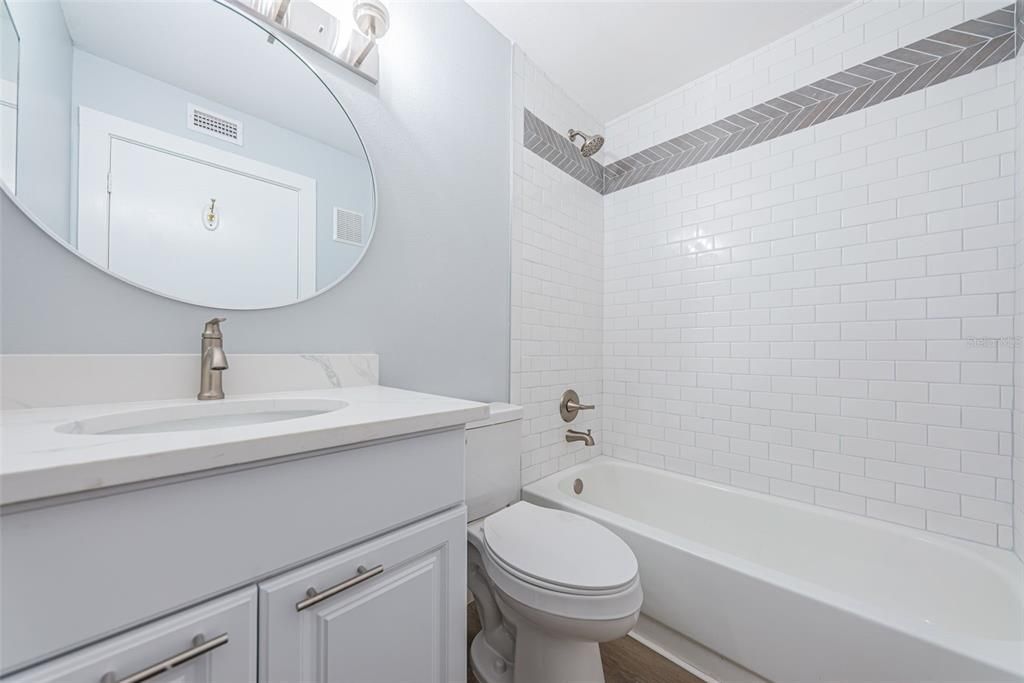 For Sale: $200,000 (2 beds, 2 baths, 825 Square Feet)