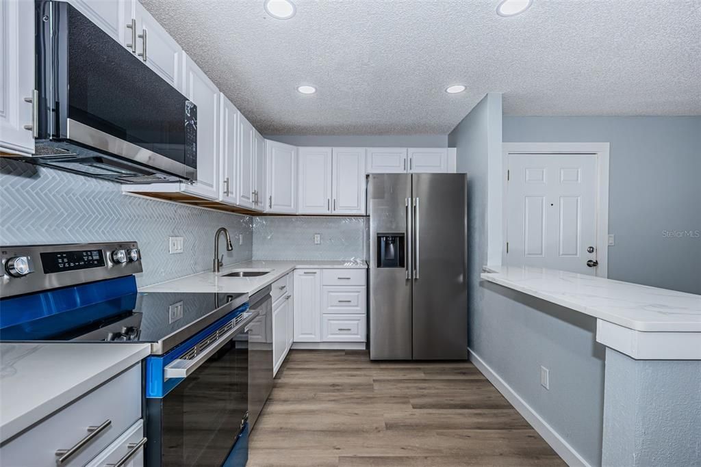 For Sale: $200,000 (2 beds, 2 baths, 825 Square Feet)