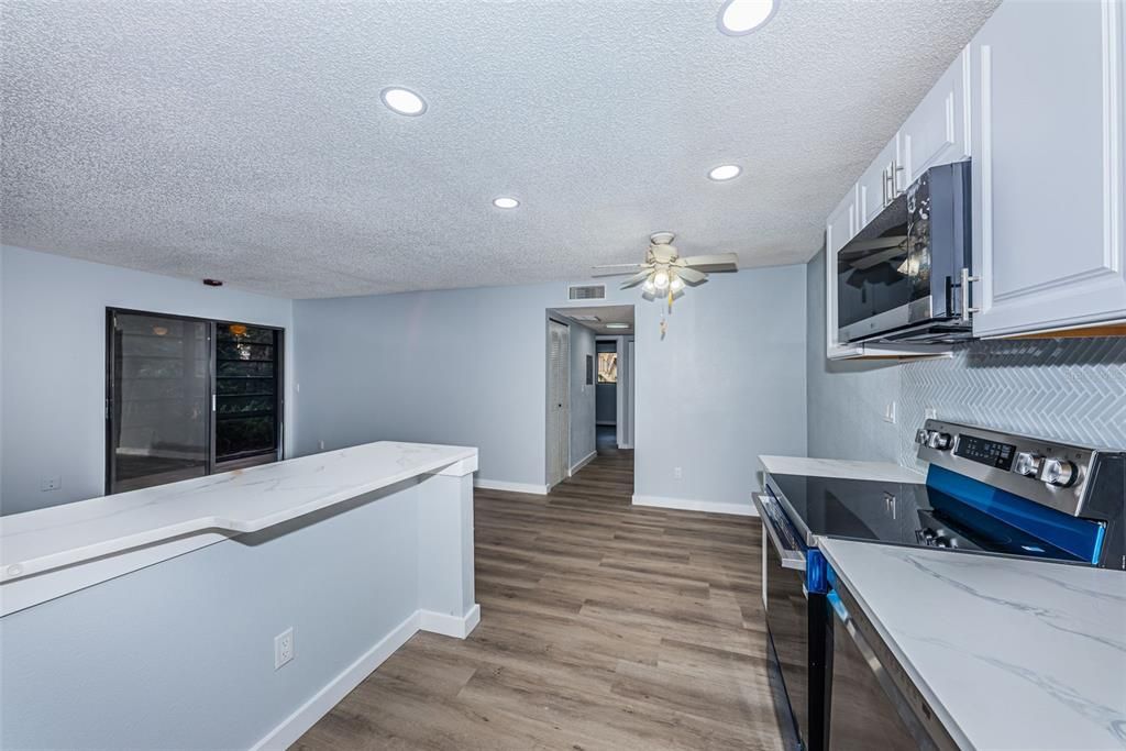 For Sale: $200,000 (2 beds, 2 baths, 825 Square Feet)