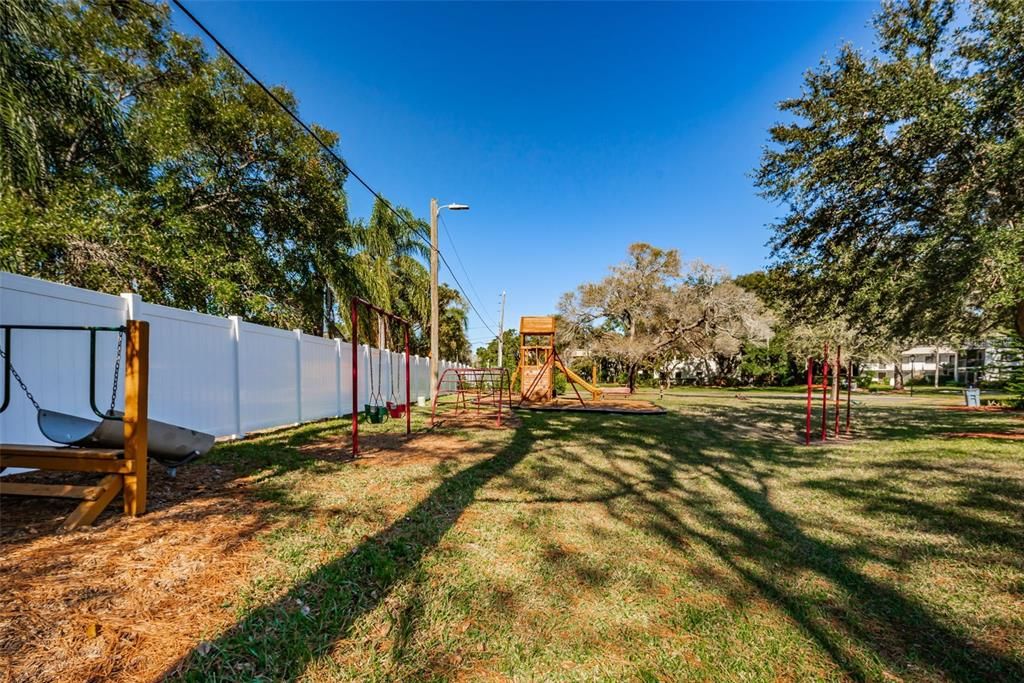 For Sale: $200,000 (2 beds, 2 baths, 825 Square Feet)