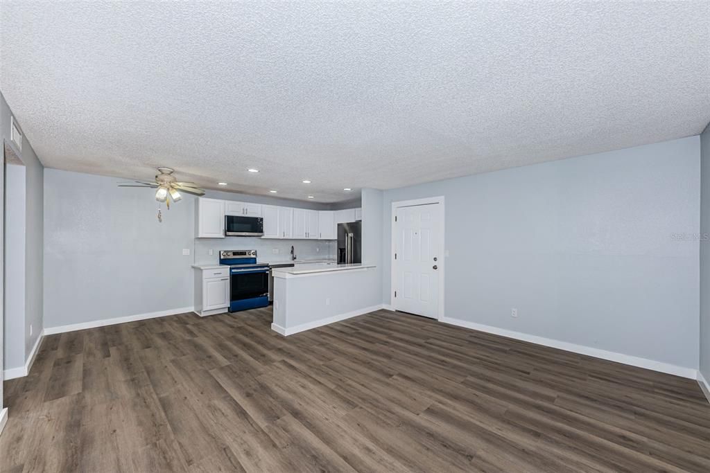 For Sale: $200,000 (2 beds, 2 baths, 825 Square Feet)