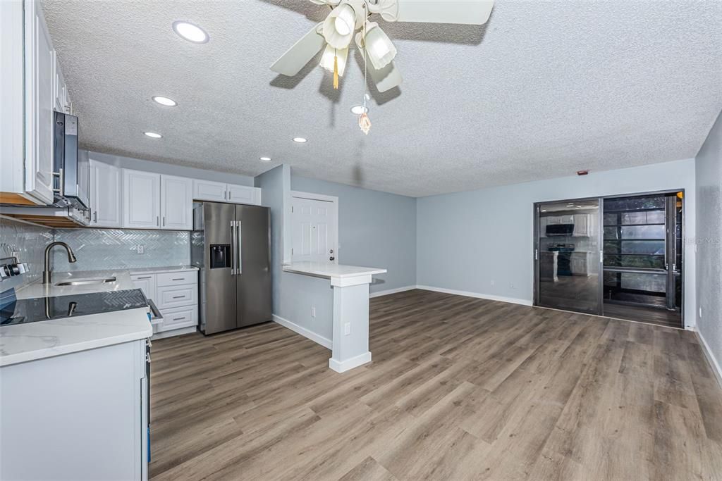 For Sale: $200,000 (2 beds, 2 baths, 825 Square Feet)