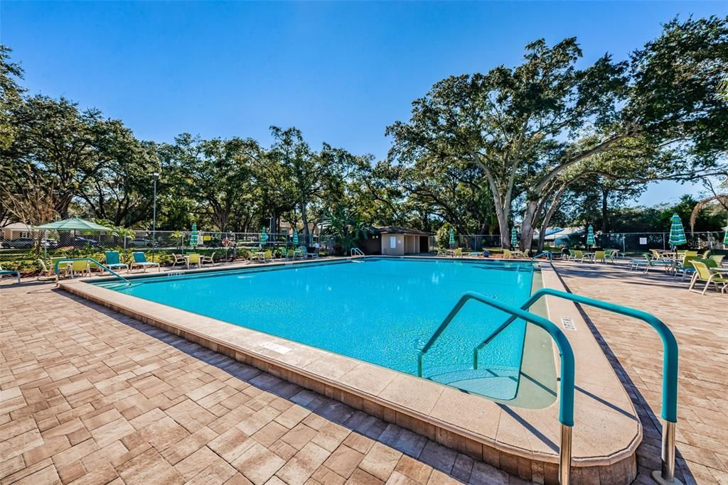 For Sale: $200,000 (2 beds, 2 baths, 825 Square Feet)