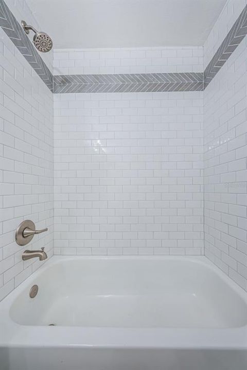 For Sale: $200,000 (2 beds, 2 baths, 825 Square Feet)