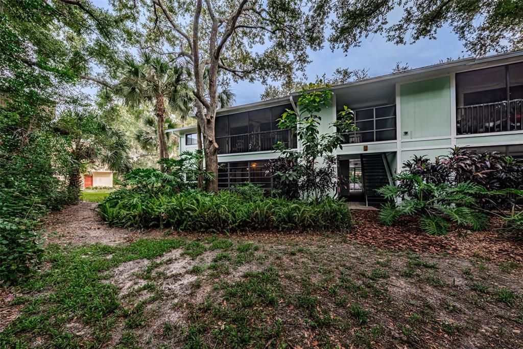 For Sale: $200,000 (2 beds, 2 baths, 825 Square Feet)