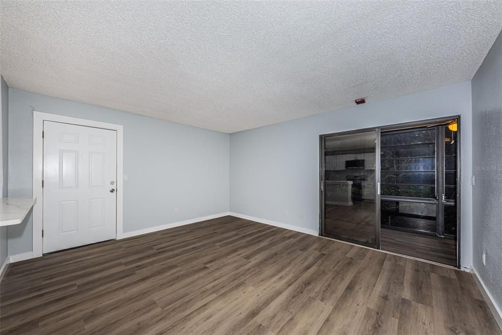 For Sale: $200,000 (2 beds, 2 baths, 825 Square Feet)