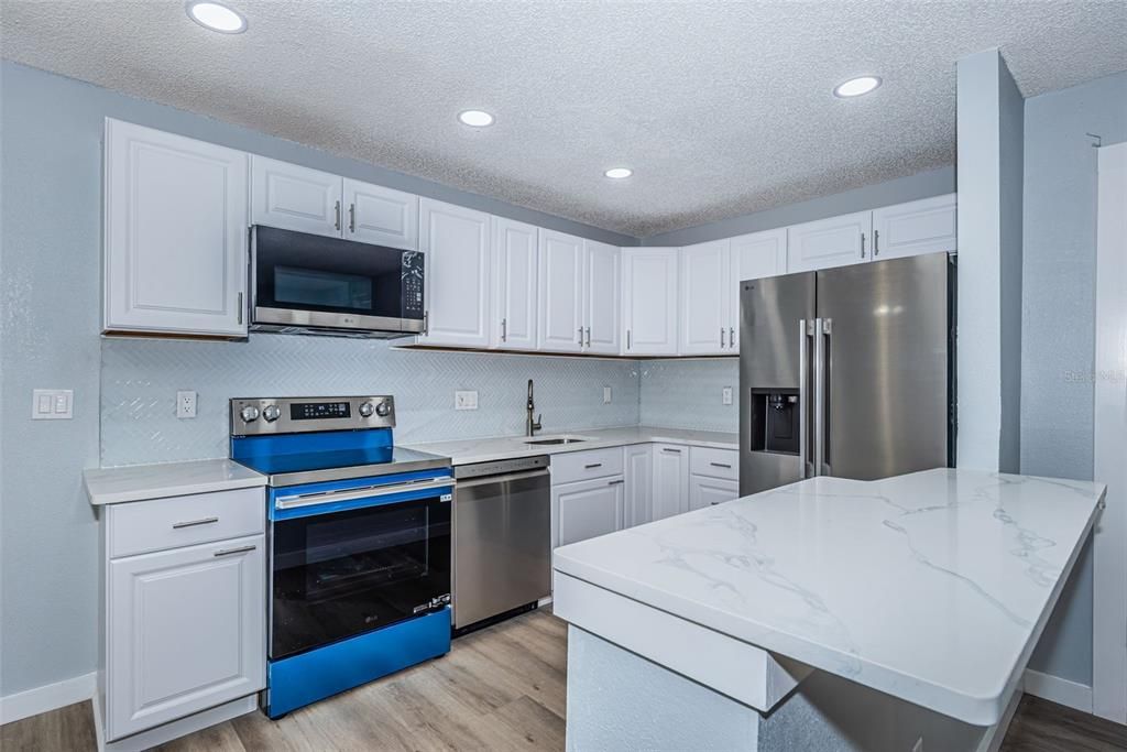 For Sale: $200,000 (2 beds, 2 baths, 825 Square Feet)