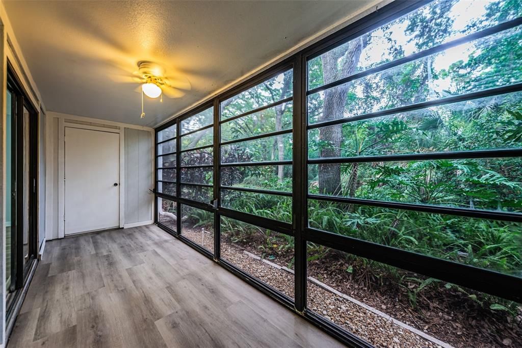 For Sale: $200,000 (2 beds, 2 baths, 825 Square Feet)
