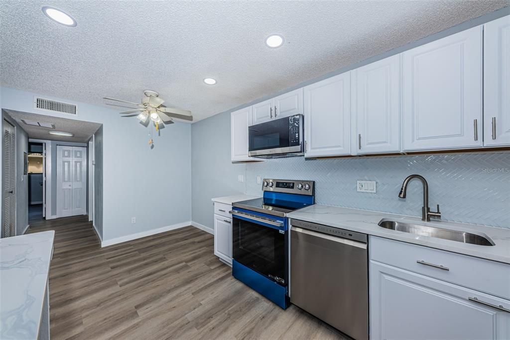 For Sale: $200,000 (2 beds, 2 baths, 825 Square Feet)