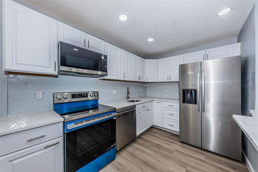 For Sale: $200,000 (2 beds, 2 baths, 825 Square Feet)