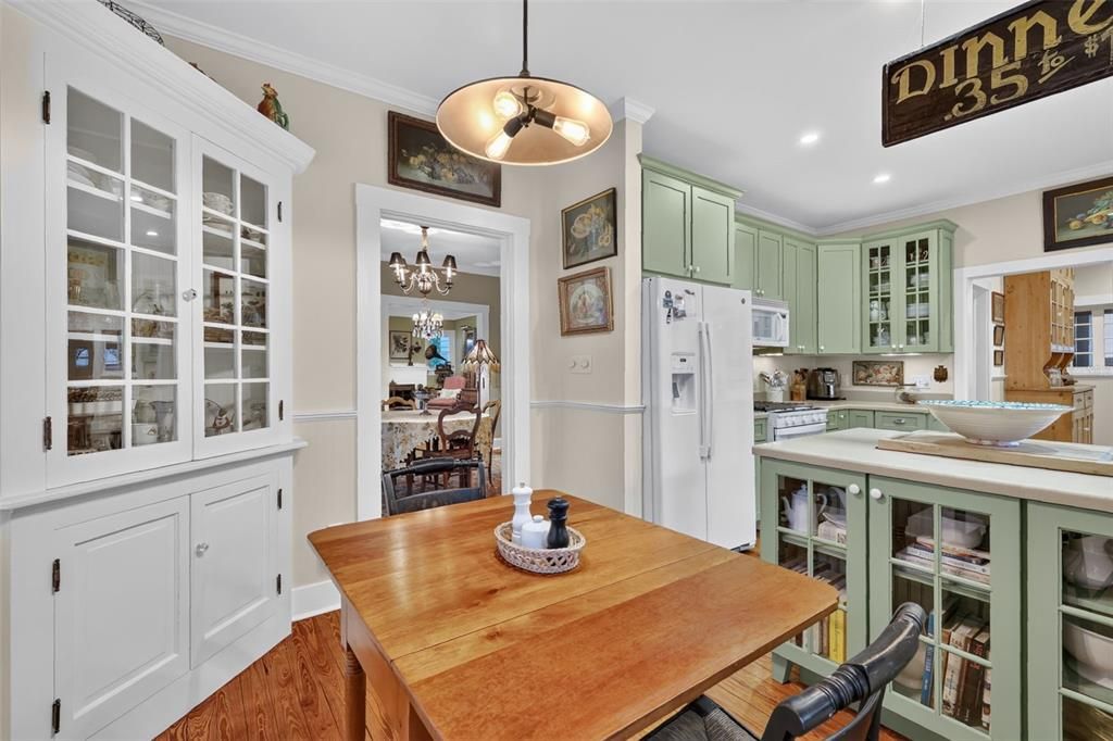 For Sale: $999,500 (4 beds, 3 baths, 2564 Square Feet)
