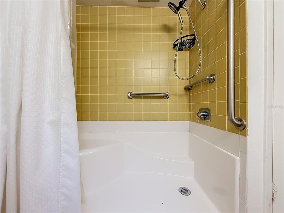 For Sale: $135,000 (2 beds, 2 baths, 1068 Square Feet)