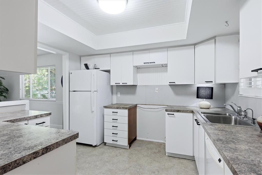 На продажу: $199,900 (2 спален, 2 ванн, 1332 Квадратных фут)