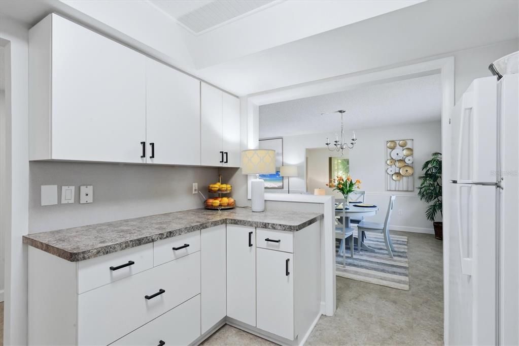 На продажу: $199,900 (2 спален, 2 ванн, 1332 Квадратных фут)
