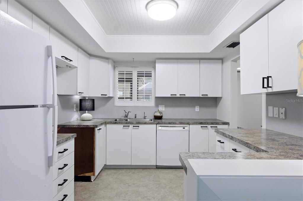 На продажу: $199,900 (2 спален, 2 ванн, 1332 Квадратных фут)