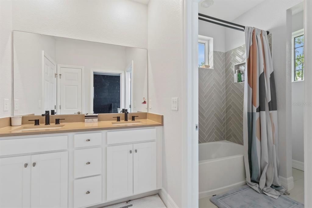 En Venta: $615,000 (5 camas, 4 baños, 3112 Pies cuadrados)