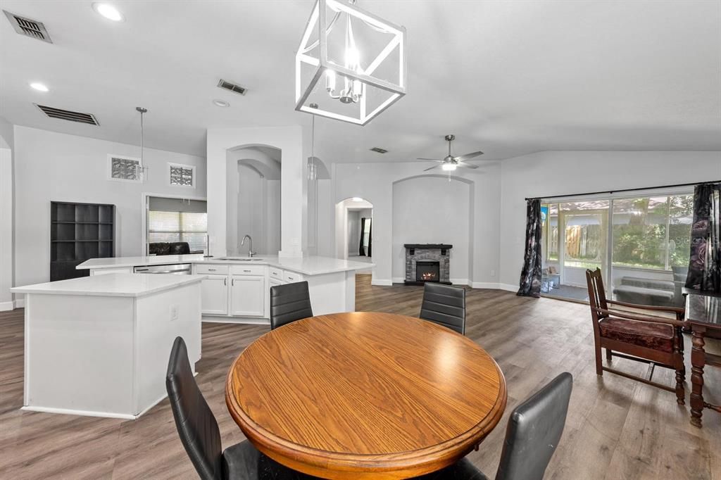На продажу: $399,999 (4 спален, 2 ванн, 1786 Квадратных фут)