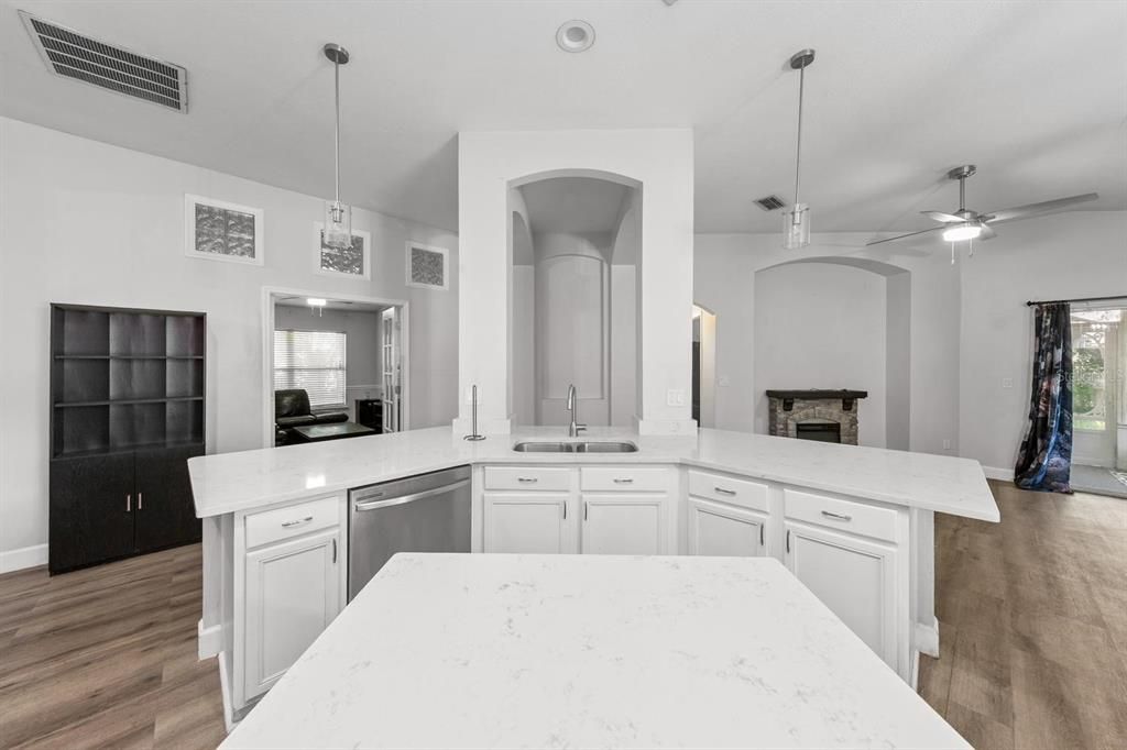 На продажу: $399,999 (4 спален, 2 ванн, 1786 Квадратных фут)