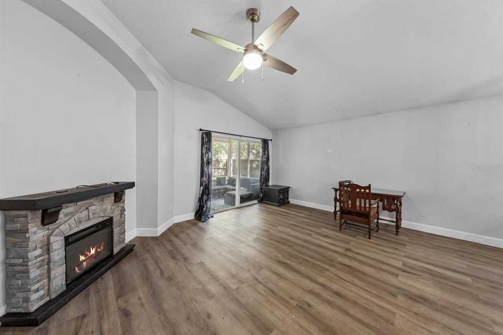 На продажу: $399,999 (4 спален, 2 ванн, 1786 Квадратных фут)