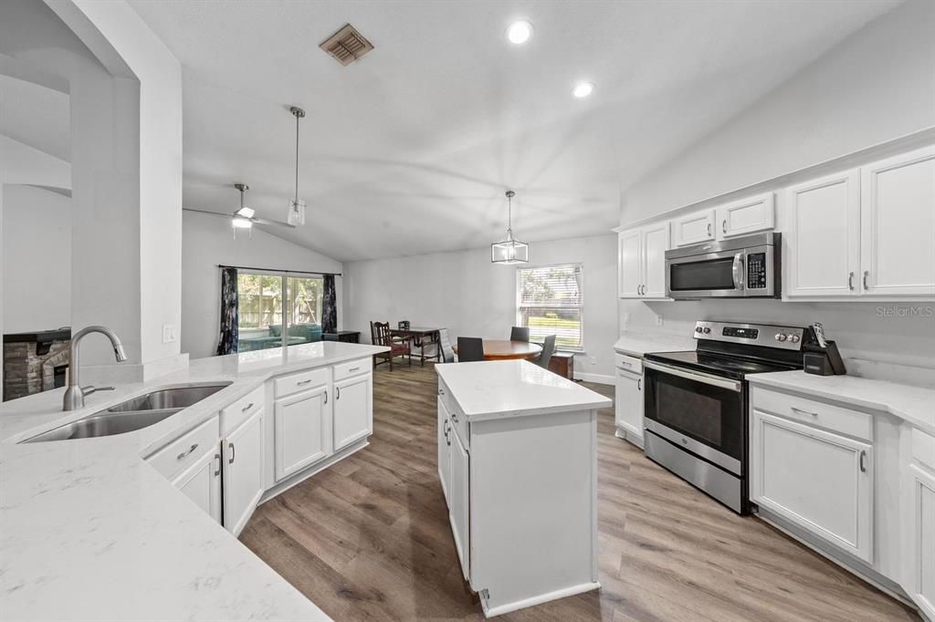 На продажу: $399,999 (4 спален, 2 ванн, 1786 Квадратных фут)