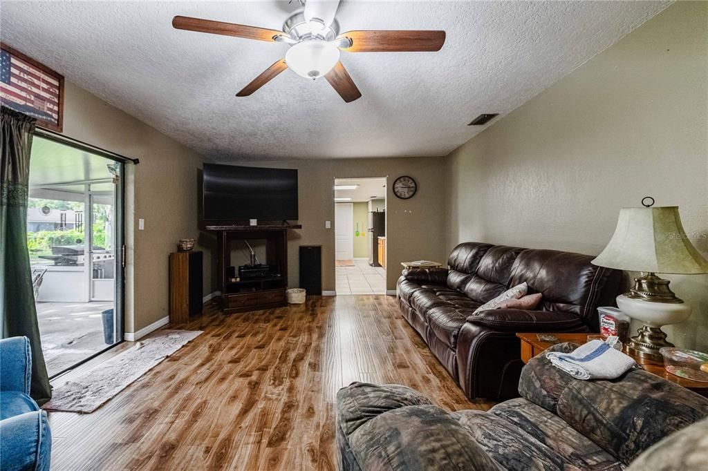 En Venta: $399,000 (3 camas, 2 baños, 2155 Pies cuadrados)