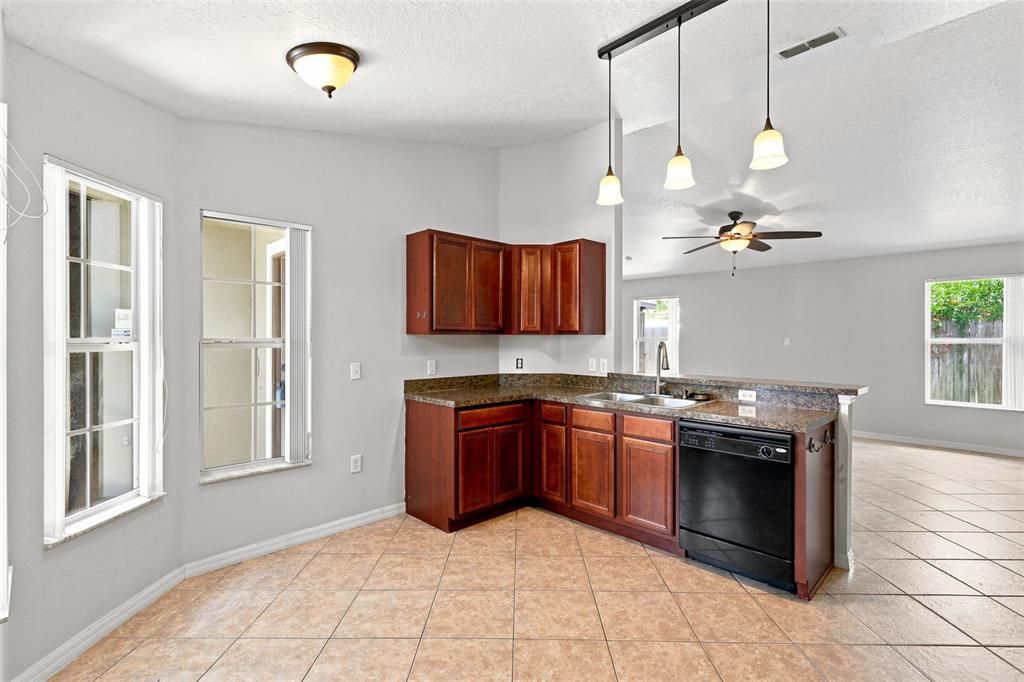 На продажу: $260,000 (3 спален, 2 ванн, 1348 Квадратных фут)
