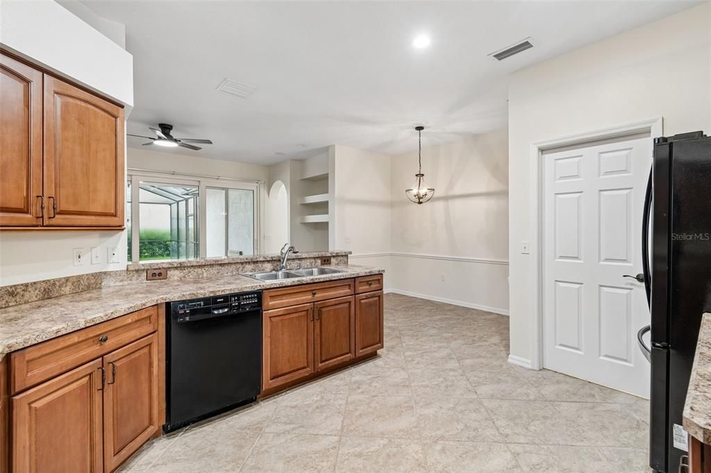 For Sale: $499,999 (4 beds, 2 baths, 1936 Square Feet)