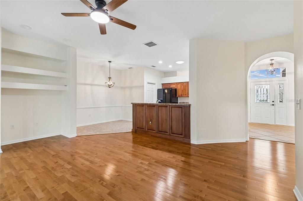 For Sale: $499,999 (4 beds, 2 baths, 1936 Square Feet)