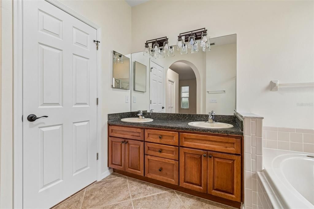For Sale: $499,999 (4 beds, 2 baths, 1936 Square Feet)