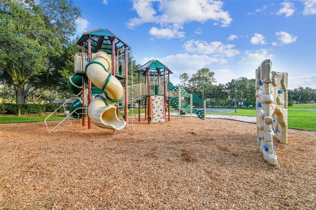 For Sale: $499,999 (4 beds, 2 baths, 1936 Square Feet)