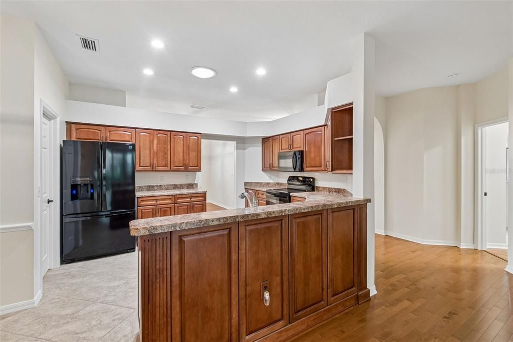 For Sale: $499,999 (4 beds, 2 baths, 1936 Square Feet)