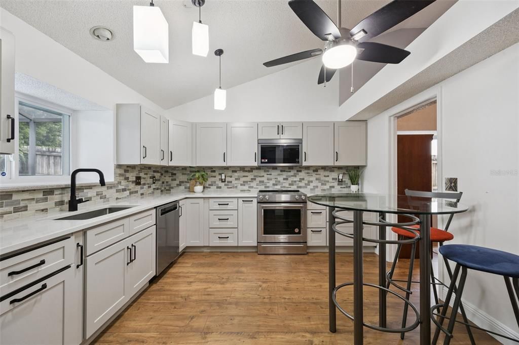 На продажу: $459,900 (3 спален, 2 ванн, 1737 Квадратных фут)