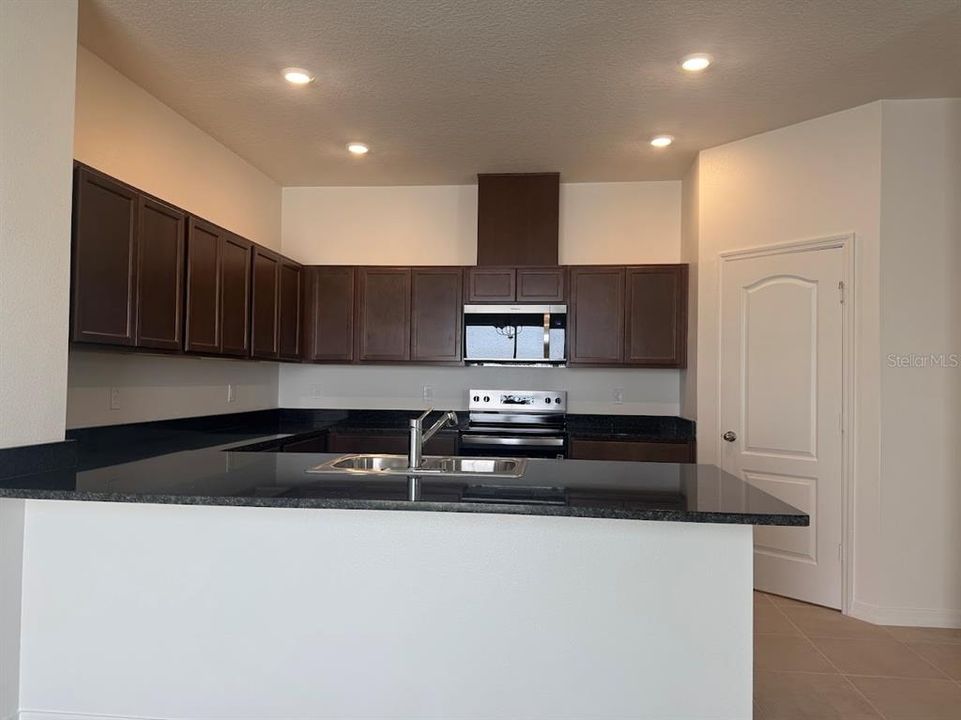 В аренду: $2,550 (3 спален, 2 ванн, 2039 Квадратных фут)