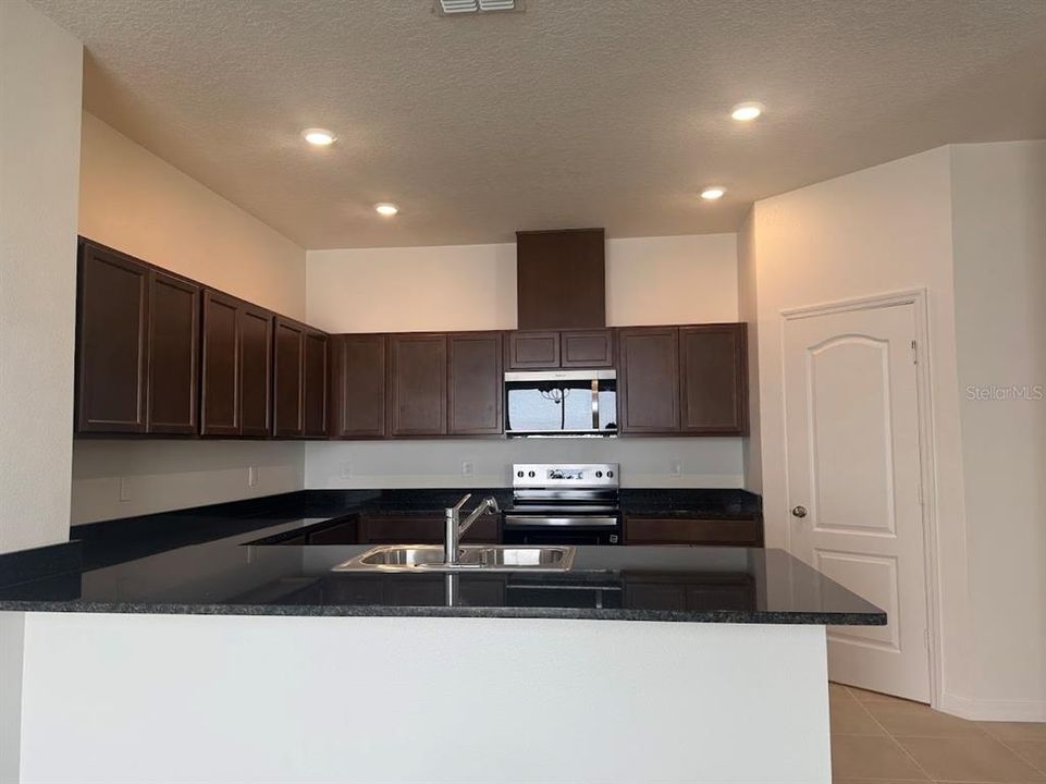 В аренду: $2,550 (3 спален, 2 ванн, 2039 Квадратных фут)
