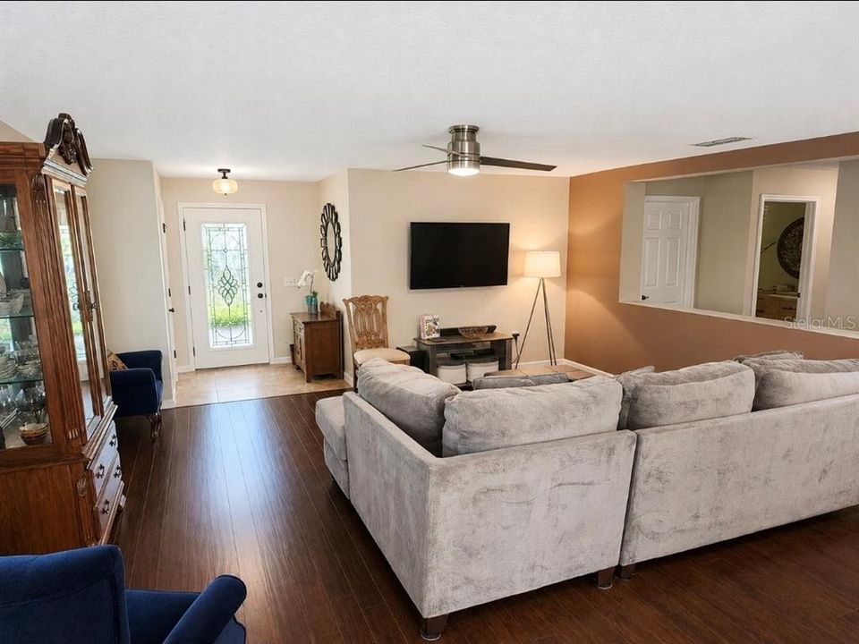 En Venta: $399,000 (3 camas, 2 baños, 1810 Pies cuadrados)