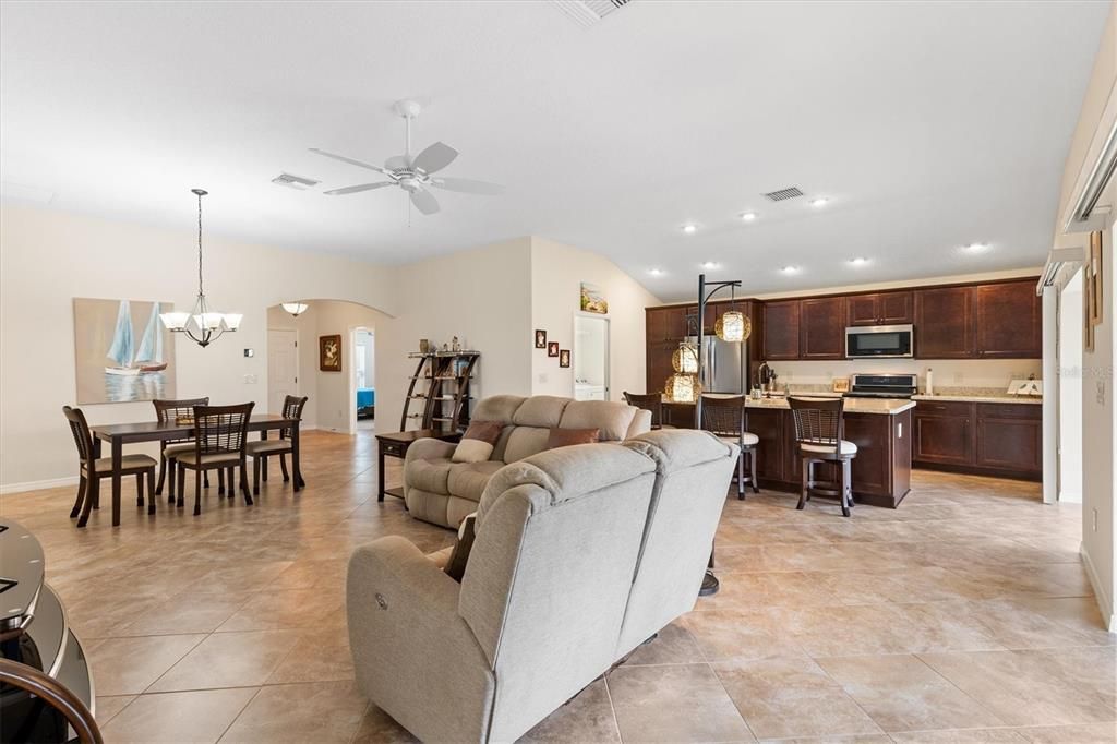 For Sale: $550,000 (3 beds, 3 baths, 1860 Square Feet)